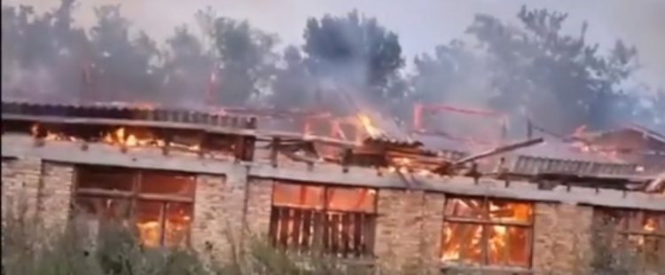 Răzbunare! Un fost angajat al unei pensiuni a incendiat apartamentele și mașinile proprietarilor