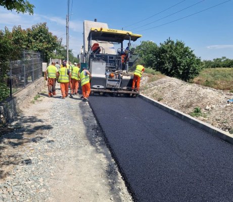 Continuă lucrările de reabilitare a străzilor din comuna Poarta Albă