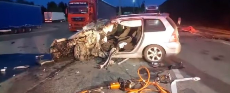 Un șofer a murit după ce a intrat cu mașina într-un TIR