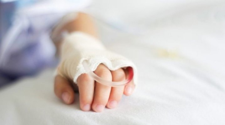 Copil de 3 luni bătut de tată în timp ce se afla în brațele mamei