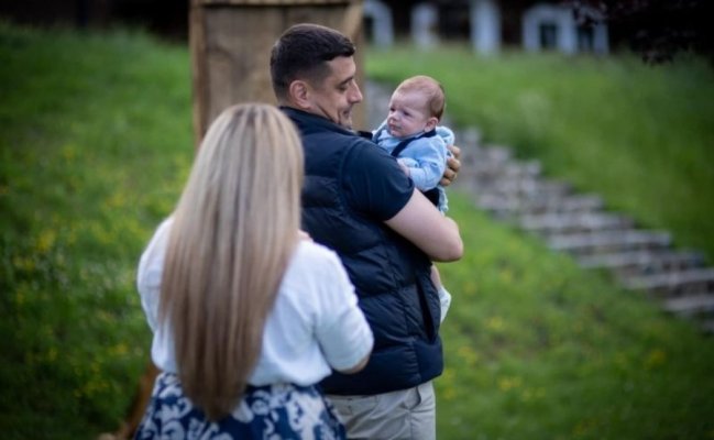 Președintele AUR, George Simion, și-a creștinat copilul. Prima imagine cu micuțul Radu