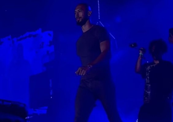 După scandalul cu droguri, pe scena festivalului „Beach, please!“ a urcat Andrew Tate. Video