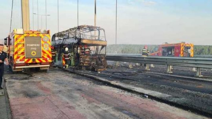 Un autocar supraetajat, plin cu călători ucraineni, a luat foc în mers, pe podul de la Brăila
