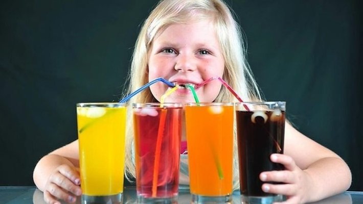 Riscul băuturilor carbogazoase: Două pahare pe zi măresc cu 33% riscul de cancer