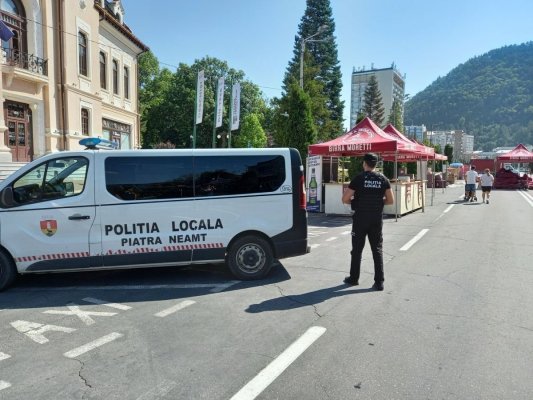 Un șofer a călcat cu mașina un polițist local aflat în timpul programului