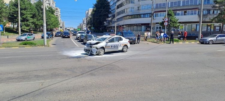 Mașină de poliție în care se afla un bărbat arestat, implicată într-un accident