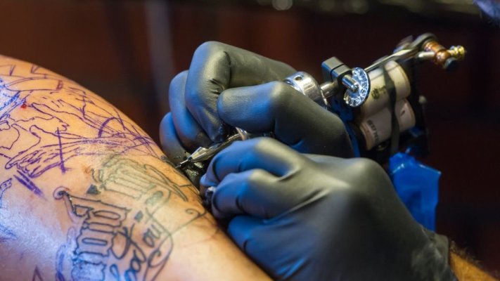 Un nou studiu relevă o posibilă legătură între tatuaje și cancer