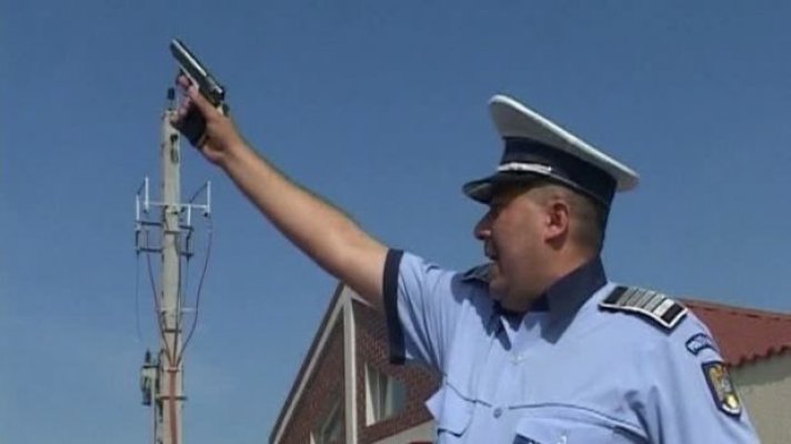 Jandarm atacat cu toporul de un bărbat. Agresorul a fost oprit cu focuri de armă
