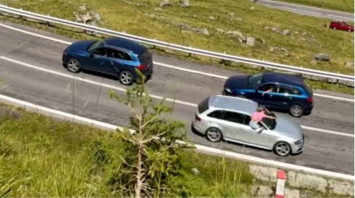 Inconștiență pe Transfăgărășan: o tânără și-a făcut selfie pe geamul mașinii, pe serpentine. Video
