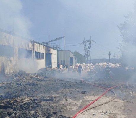 Incendiu la o fabrică de mase plastice. Un pompier a leşinat