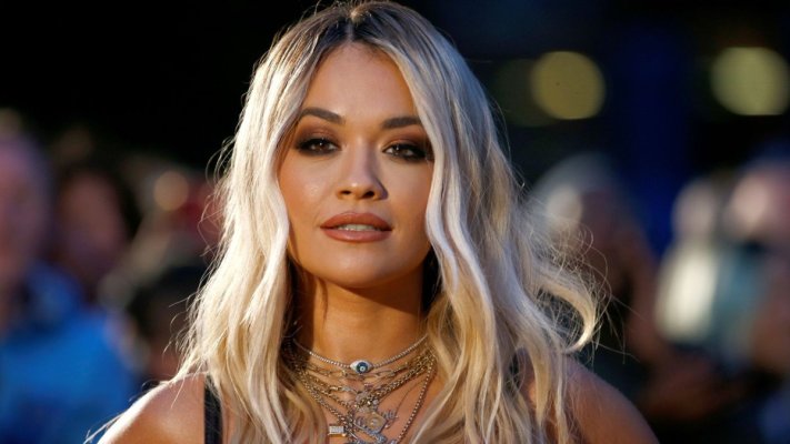 Rita Ora, aproape goală la un concert! Nu a purtat sutien
