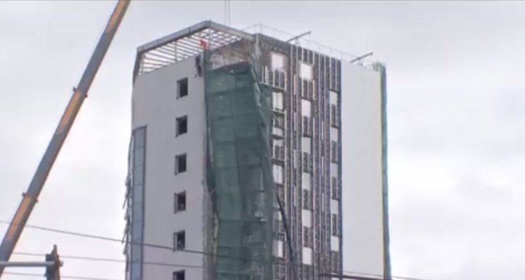 Pericol major în centrul Bucureștiului. O schelă de pe un bloc turn stă să cadă