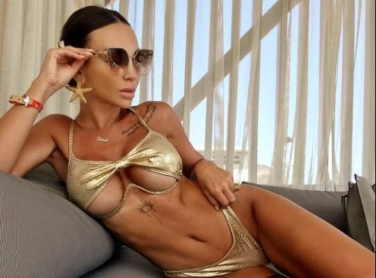 Ce bine arată iubita lui Victor Slav! La 37 de ani, Selina are dimensiunile unui manechin