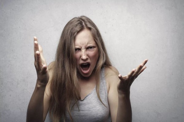 Stresul chiar poate albi părul peste noapte? Explicația surprinzătoare a specialiștilor