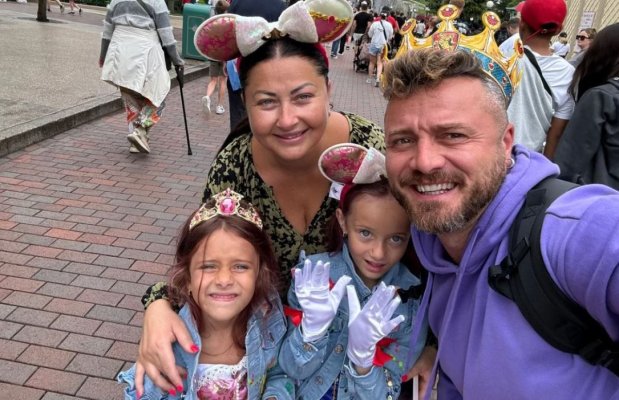 Tavi Clonda, uluit de câți bani a scos din buzunar pentru două pahare de șampanie, la Disneyland. Video