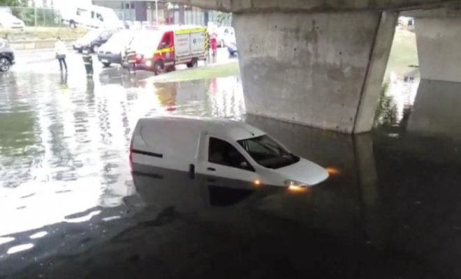Ploile torențiale au făcut prăpăd în Cluj: Șosele inundate, copaci rupți și mașini scufundate