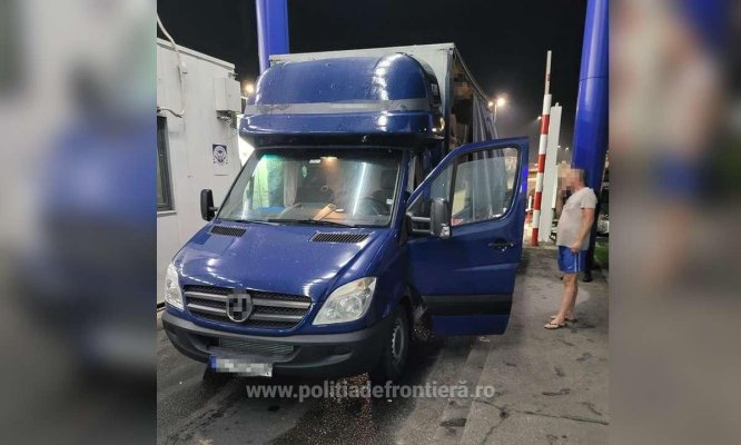 Șase cetățeni sirieni ascunși prin metoda capac în două lăzi de lemn, depistați în PTF Calafat