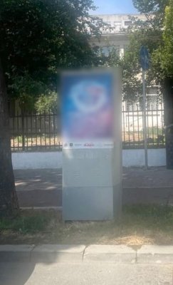 Lipirea sau expunerea de afișe pe ziduri sau alte locuri decât cele amenajate, sancționată de polițiștii locali