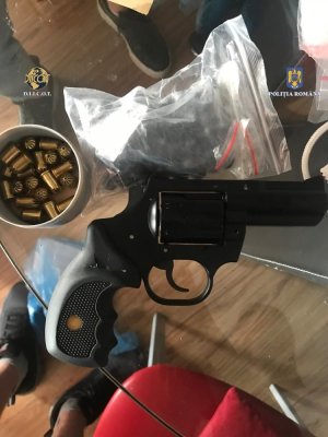 Peste 1.700 de comprimate de droguri de mare risc și 14 kg de psihoactive, scoase din piață
