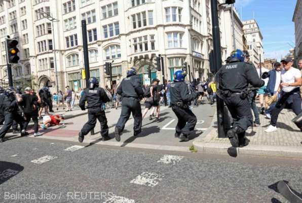 Zeci de persoane arestate în Marea Britanie după ce protestele în memoria a trei fetiţe ucise au degenerat în violenţe