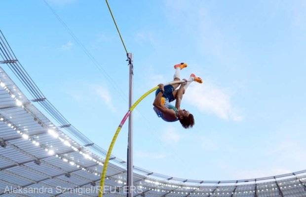 Atletism: Armand Duplantis şi-a îmbunătăţit recordul mondial în proba de săritura cu prăjina