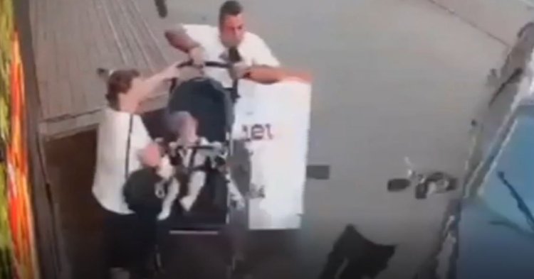 O familie cu un copil în cărucior, la un pas să fie spulberată de o maşină, pe trotuar. Video