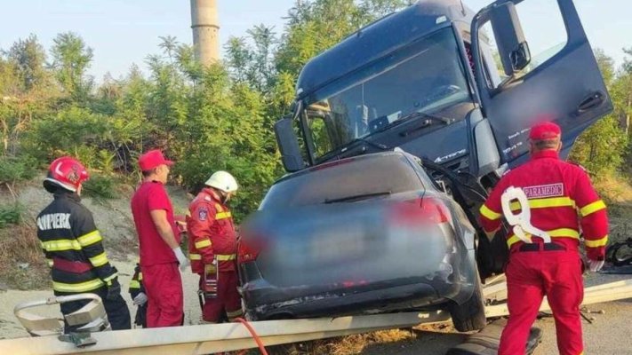 Doi oameni au murit după ce mașina în care se aflau s-a izbit de un TIR
