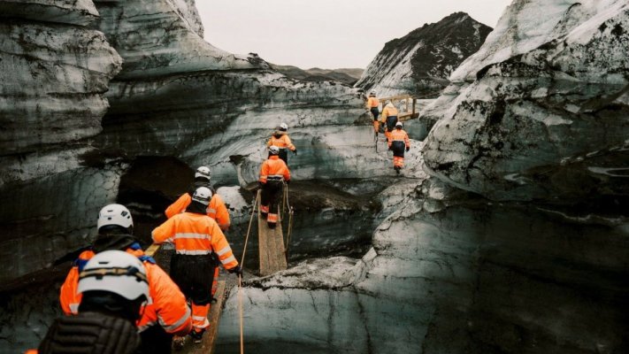 O peşteră de gheaţă din Islanda s-a prăbușit: două persoane dispărute şi două, rănite