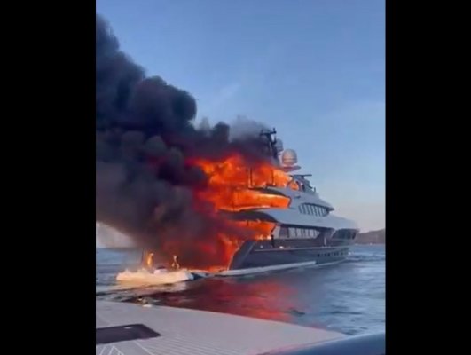 Un iaht de lux cu 12 pasageri la bord a luat foc în Sardinia și s-a scufundat. Video