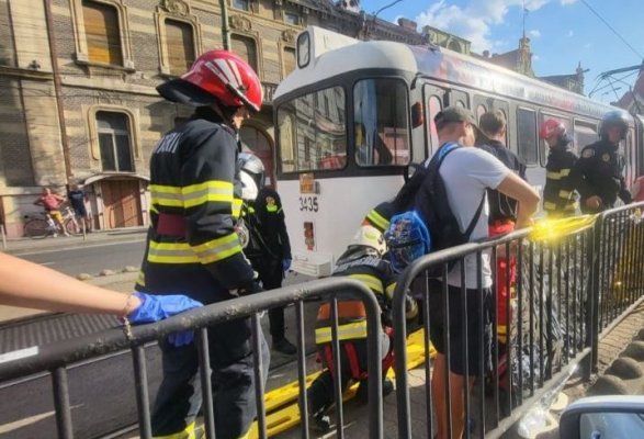 O femeie a rămas fără o mână, după ce a ajuns sub rotile unui tramvai