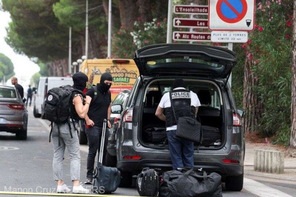 Suspectul pentru atacul din faţa unei sinagogi este un algerian aflat legal în Franţa 