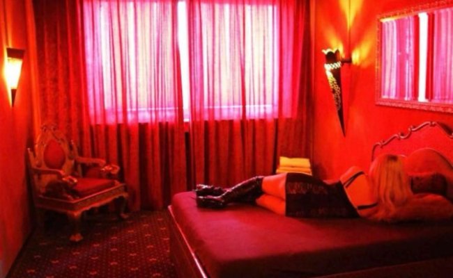 Au fost prinși în fapt. La un salon de lux din Capitală se întreţineau relaţii sexuale