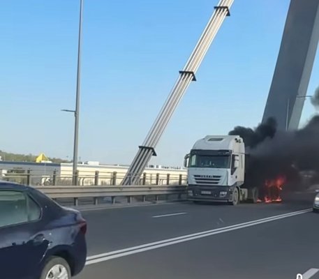 Un camion încărcat cu piatră a luat foc pe podul din Agigea.  Video