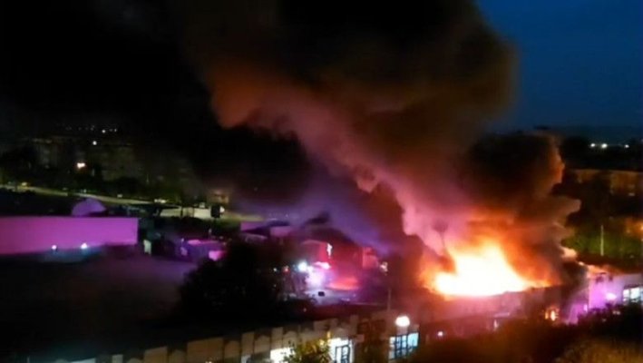 Incendiu de amploare. Mai multe magazine din Craiova au luat foc. Video