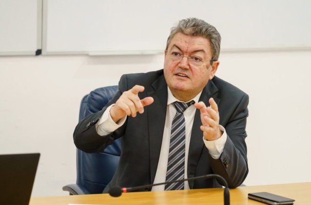 Rectorul universității unde învață David Popovici arată cu degetul spre guvernanți: „De zece ani avem în construcție un bazin!“