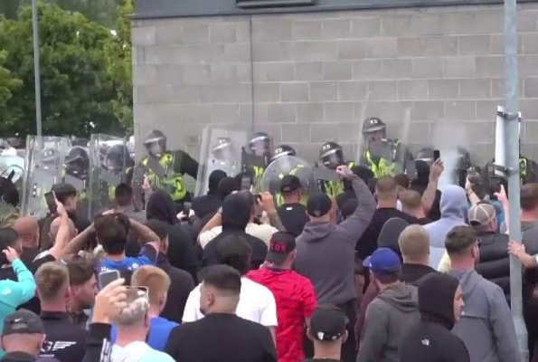 Revolte în Regatul Unit: Peste 1.000 de persoane au fost arestate, potrivit poliţiei