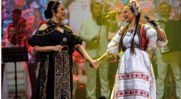 Ce au avut în biserică Vlăduţa Lupău şi naşa Andra Măruţă