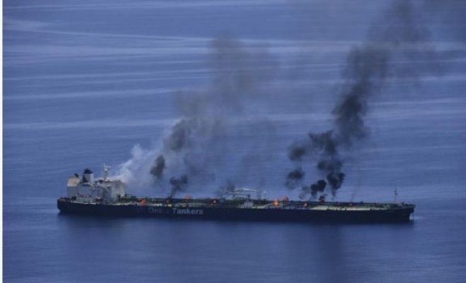 Aproape 1 milion de barili de petrol se scurg în Marea Roșie din nava lovită de Houthi