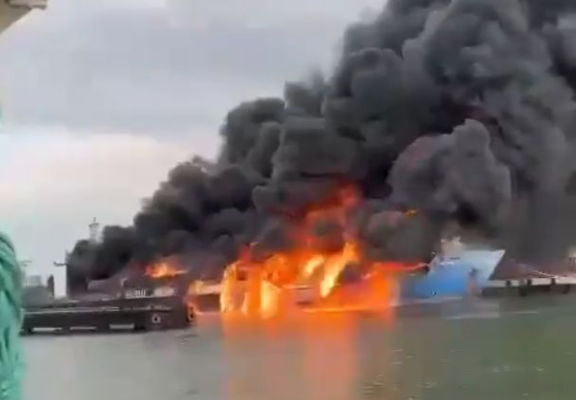 Un feribot cu 30 de rezervoare de combustibil a luat foc și s-a scufundat, în portul rusesc Kavkaz. Video