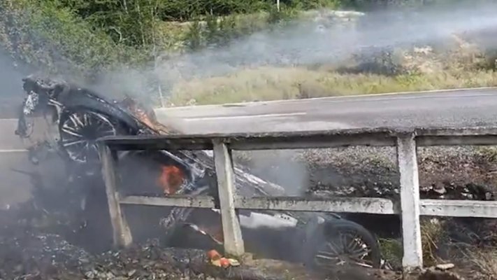 O mașină s-a răsturnat şi a luat foc în urma impactului cu un alt autoturism