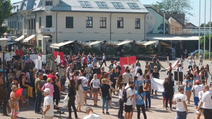 Proteste în fața Prefecturii! Se cere schimbarea legii care permite uciderea câinilor din adăposturi
