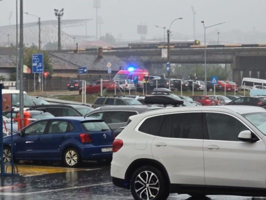 Un bărbat a fost găsit fără suflare în parcarea unui magazin