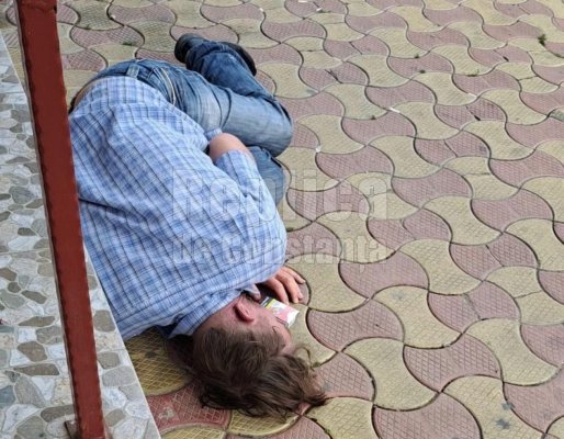 Bărbat prăbușit pe asfaltul din fața unui magazin din Ovidiu