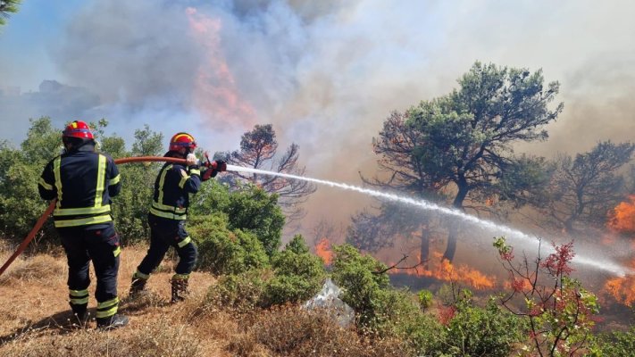 Pompierii români aflați în Grecia se luptă cu un incendiu de vegetație uscată, în apropierea localității Varnava