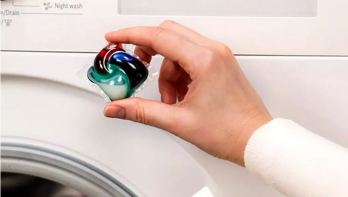 O femeie a murit după ce a confundat capsulele de detergent cu dulciuri