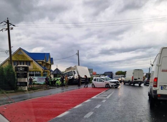 O mașina de poliție, implicată într-un accident soldat cu nouă răniţi