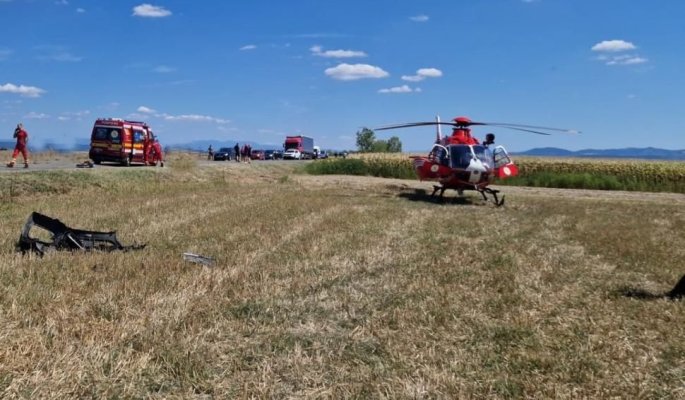 Mașină răsturnată între Negureni și Ion Corvin: a intervenit și elicopterul SMURD
