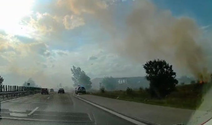 Incendiu de vegetație uscată pe autostrada A2