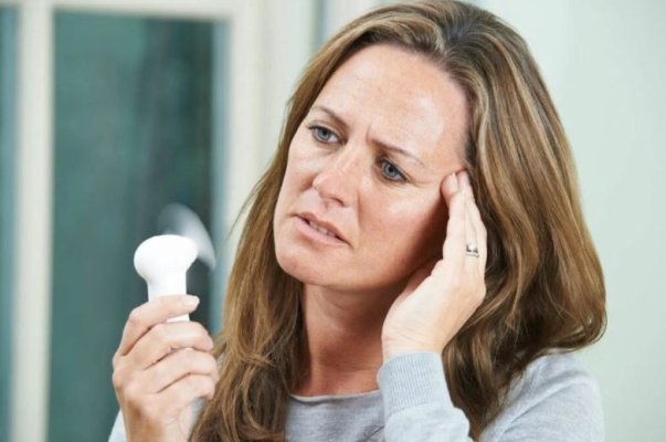 Un nou tratament fără hormoni, pentru bufeurile la menopauză, ameliorează și tulburările de somn