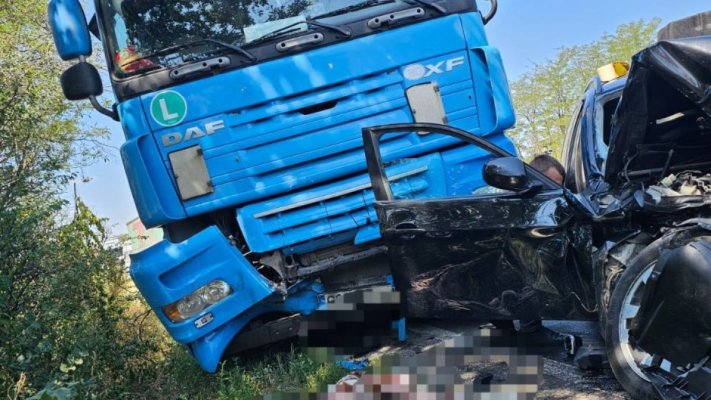 O mașină în care se aflau trei oameni urmăriți de Poliție a intrat într-un TIR